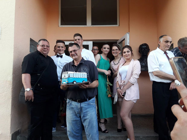 Шофери деци на дар донели плави аутобус